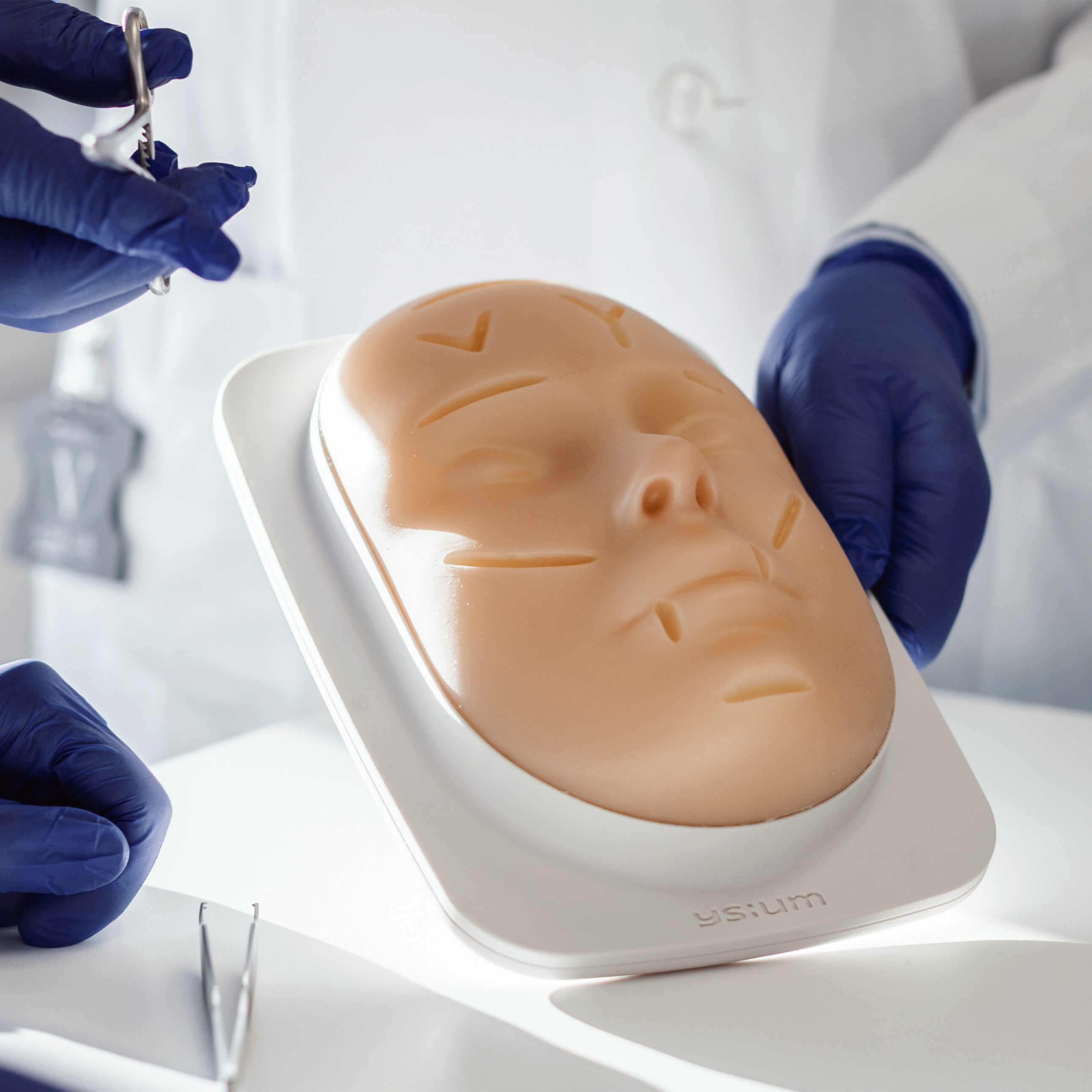 Simulador de sutura facial libre